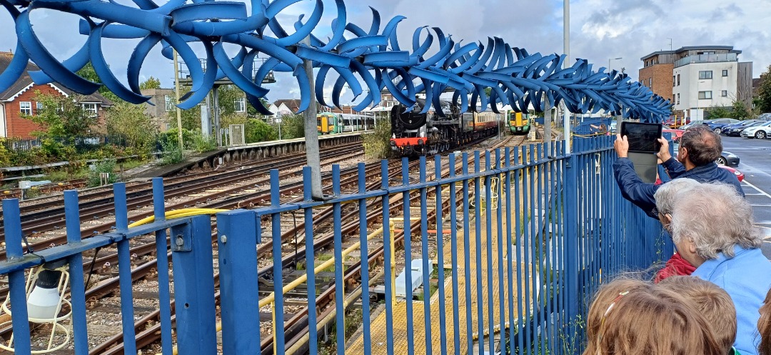 Train Matt1 on Train Siding: This is 70000 Britannia at Horsham as 1Z52 Littlehampton to Horsham points 2001 & 1Z54 Horsham points to Chichester with 57311
on the rear...