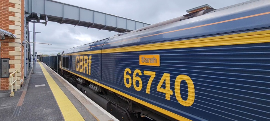 andrew1308 on Train Siding: A few pictures taken today of 66740 passing Paddock Wood with the 6Y48 Grain Foster Yeoman GBRF to Tonbridge West Yard