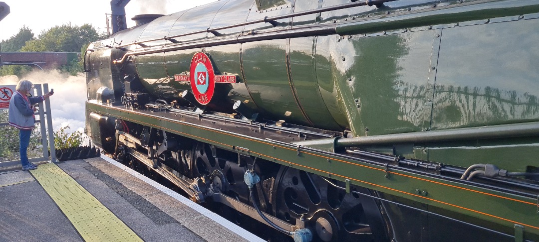 andrew1308 on Train Siding: Here are 4 pictures taken today 15/09/2021 of 35028 Clan Line arriving at Paddock Wood for a water stop with the Pathfinders Tour
The Man...