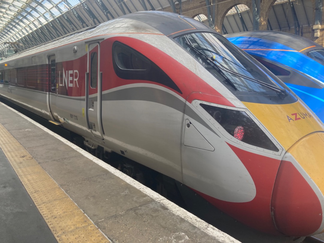 Theo555 on Train Siding: 3rd and final post for this London trip, and this leg was absolutely epic as I took my first trip onboard an LNER Azuma, always wanted
to ride...