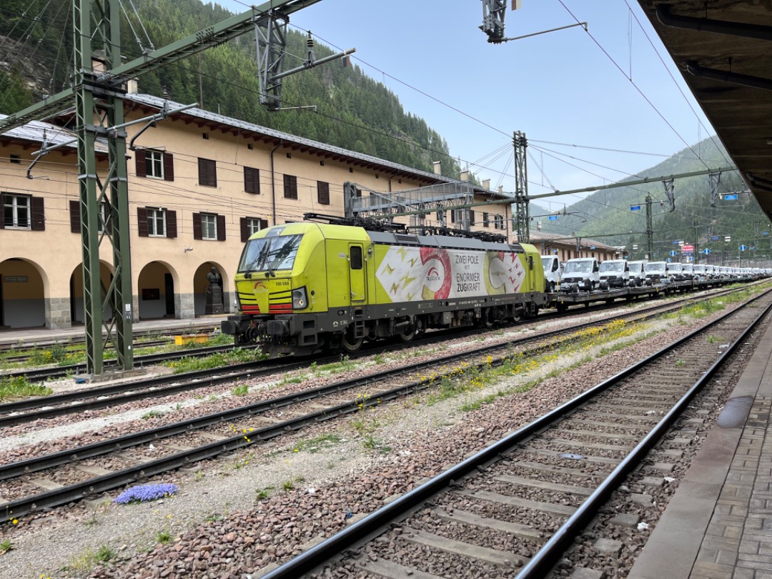 Joran on Train Siding: Een bestelbustrein genomen in Brennero - Brenner. De locomotief daarvan ging loskoppelen. Daarna kwam er een andere locomotief ( met
graffiti )...