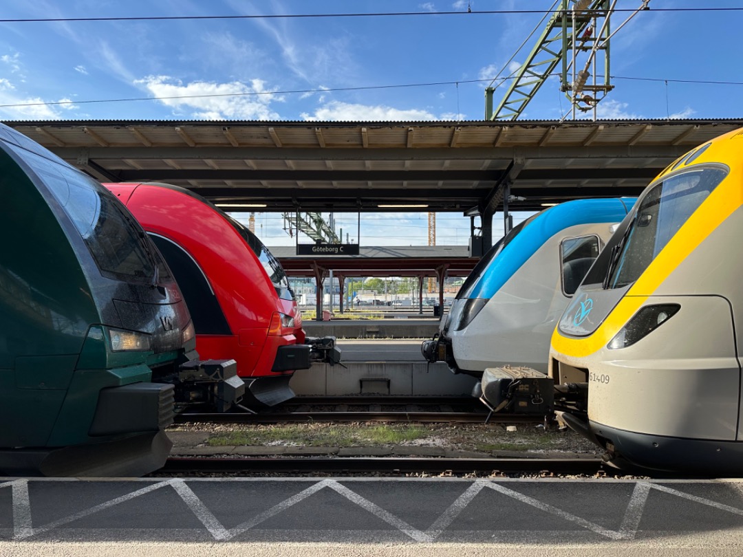 Pella on Train Siding: Colours. Göteborg central station. Red = MTRX, Göteborg-Stockholm. Green = Vy, Göteborg-Oslo. The blue and yellow trains
are Västtrafik...