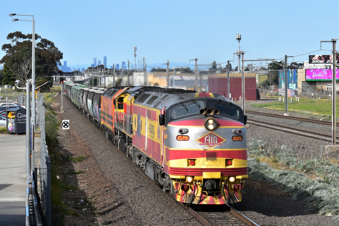 Shawn Stutsel on Train Siding: SSR's CLP9 (Auscision Models Livery), BRM002, and Railpower's CLF2 race through Williams Landing, Melbourne with 9775v,
Empty Grain...