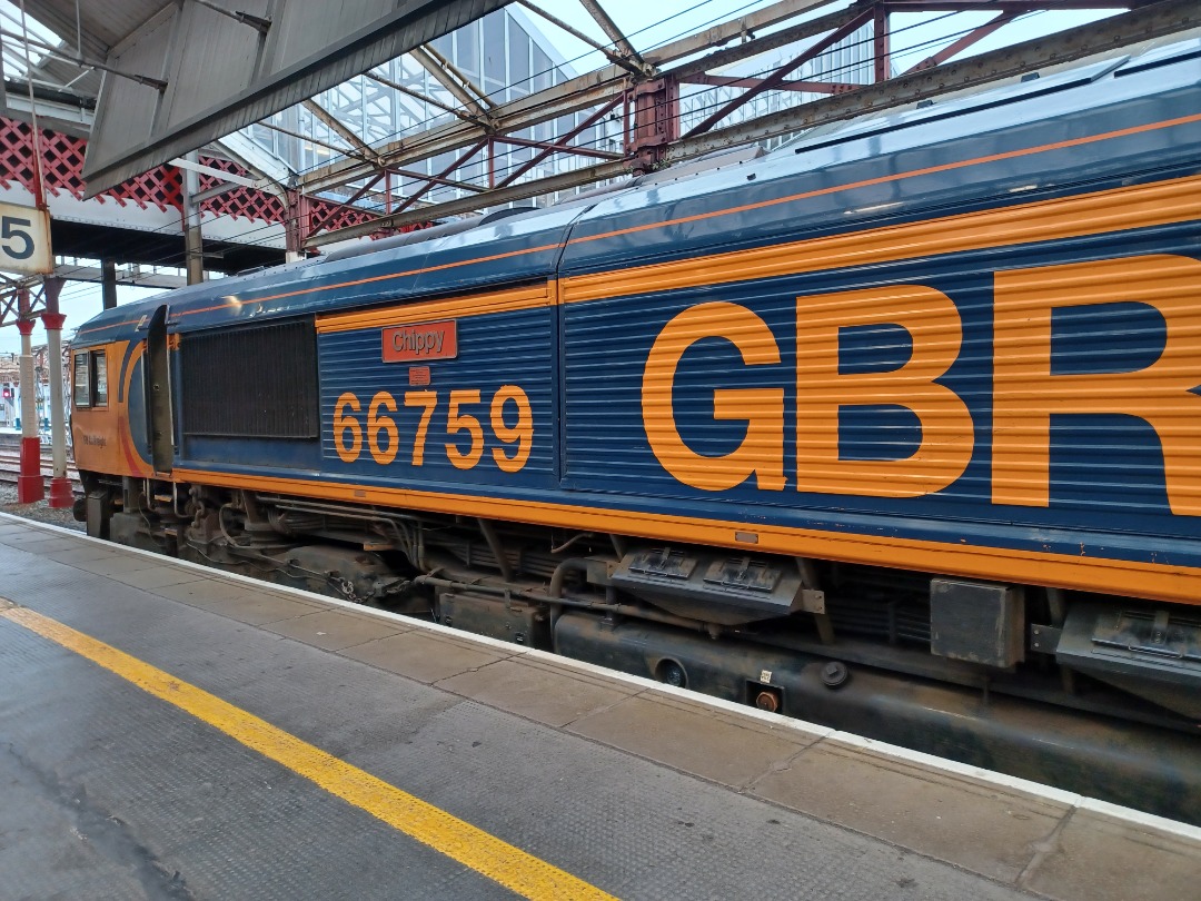 Trainnut on Train Siding: #photo #train #steam #diesel #electric Crewe today 90028 on postal, 73961 on a test train, 45231 Sherwood Forester on a railtour via
Chester.