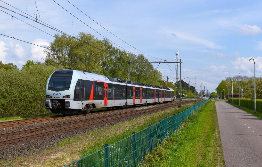 NL Rail on Train Siding: VIAS Flirt ET 2307 rijdt langs de Parallelweg in Duiven als RE 19 uit Düsseldorf Hbf naar Arnhem Centraal.