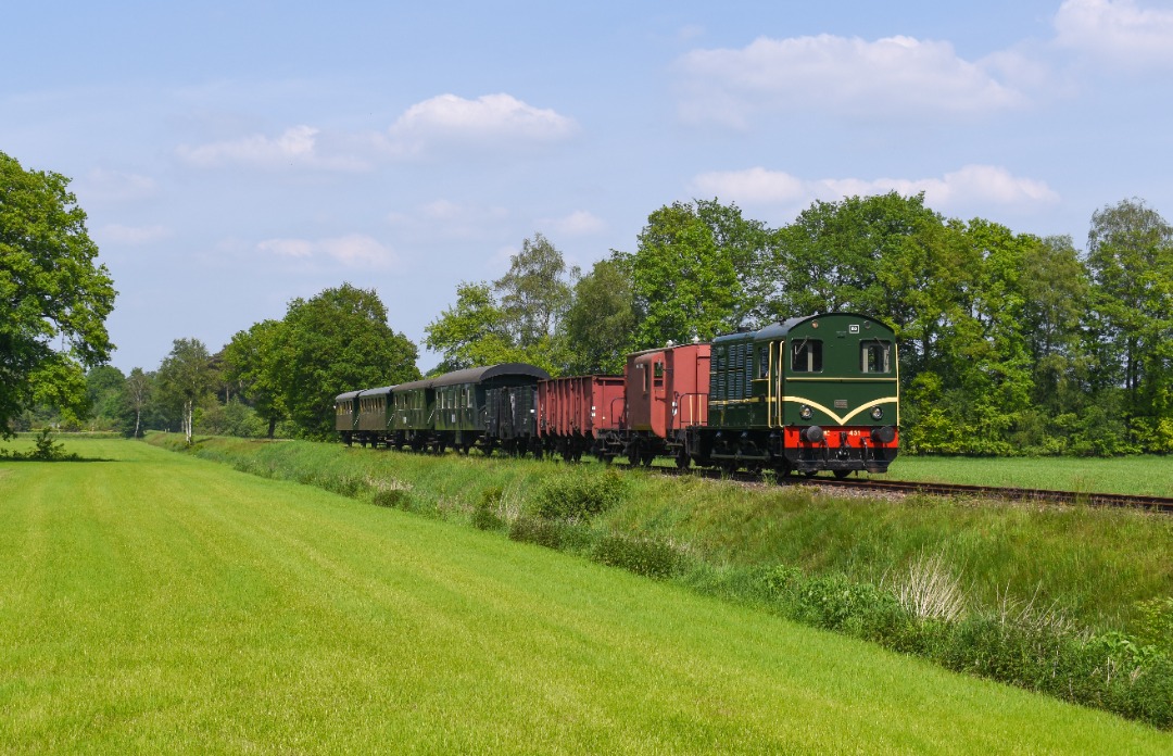 NL Rail on Train Siding: MBS 451 komt met een reizigerstrein langs de Geukerdijk in Haaksbergen onderweg vanuit Boekelo naar station Haaksbergen.