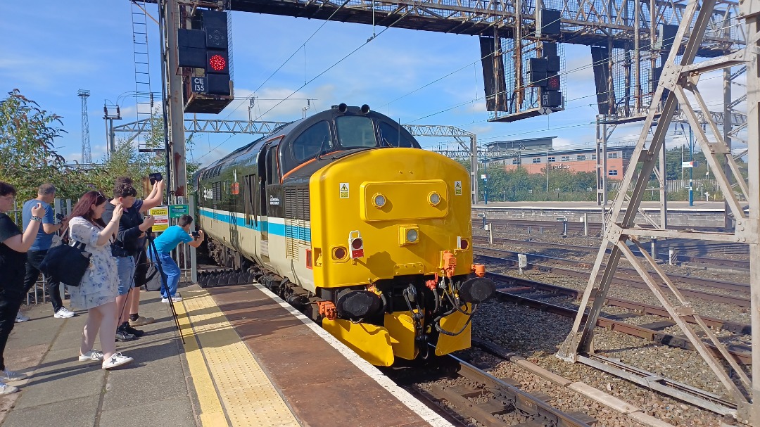 James Taylor on Train Siding: Class 37 409 and 37 521 at crewe Station going to preston Station for the railtour 10/8/24...