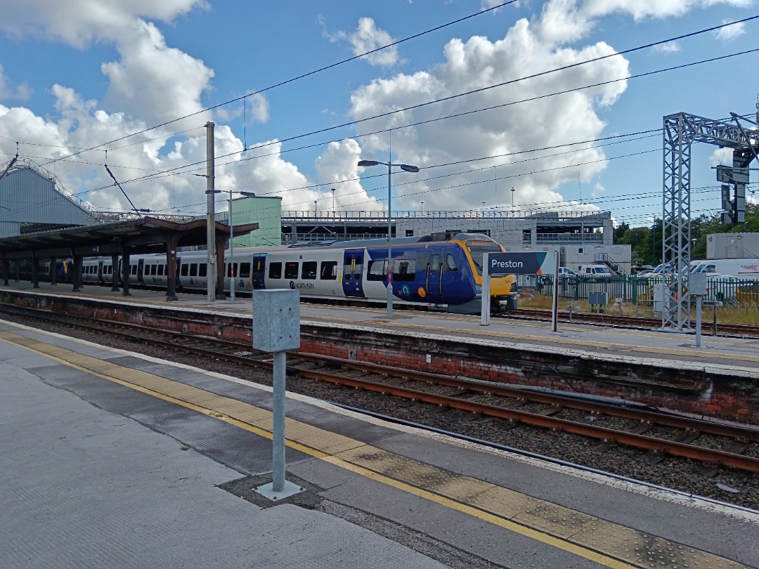 Whistlestopper on Train Siding: Northern class 195/1s No. #195115 and #195124 arriving into Preston this morning working 1C70 0829 Manchester Airport to
Windermere.