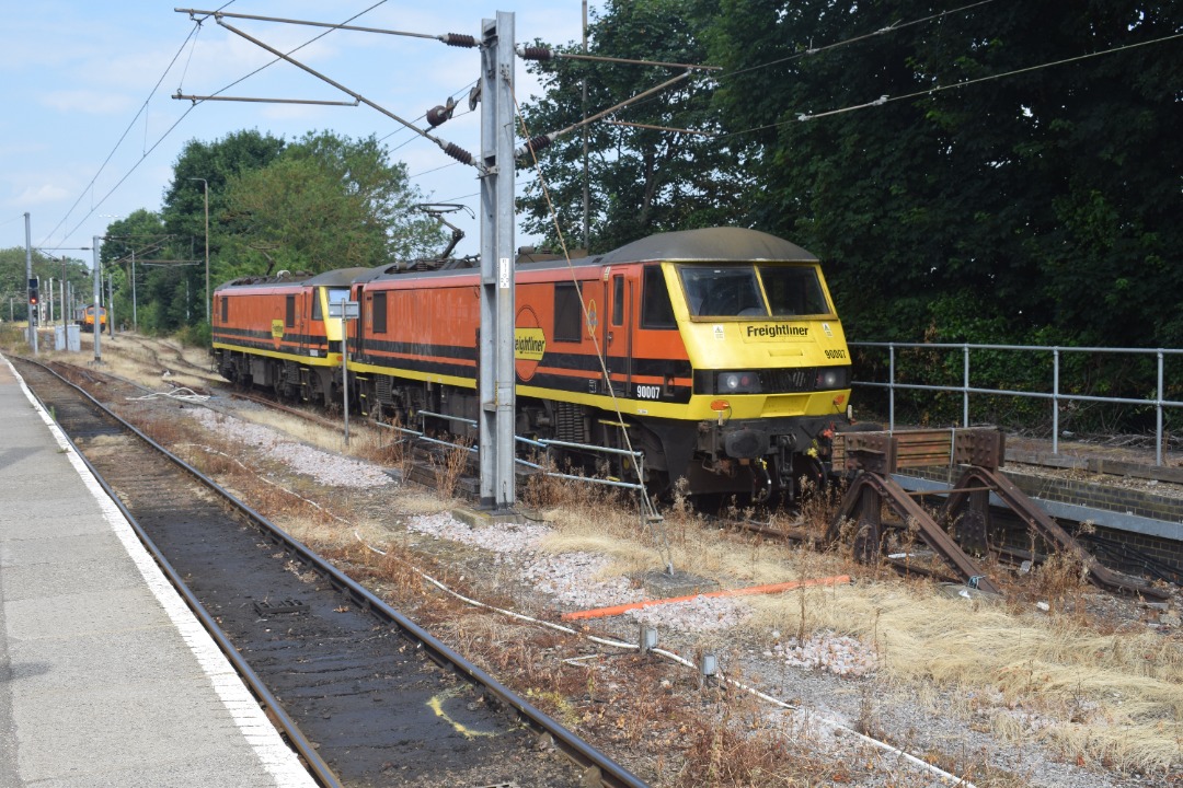 Hardley Distant on Train Siding: CURRENT: 90007 (Nearest Camera - 1st Photo) and 90005 (Nearest Camera - 2nd Photo) are seen stabled next to Platform 1 at
Ipswich...