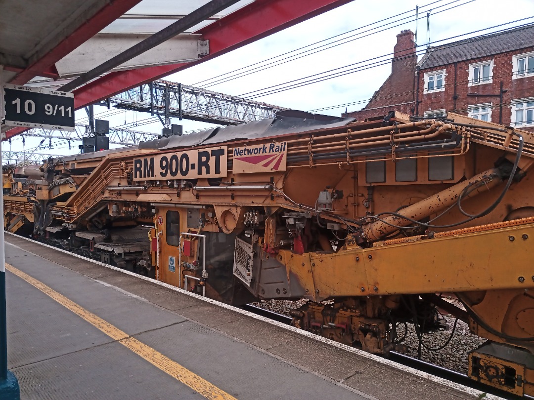 Mal on Train Siding: #trainspotting #train #station Engineering train reversing platform 6 causing delay. Lots of train's about for a Sunday.