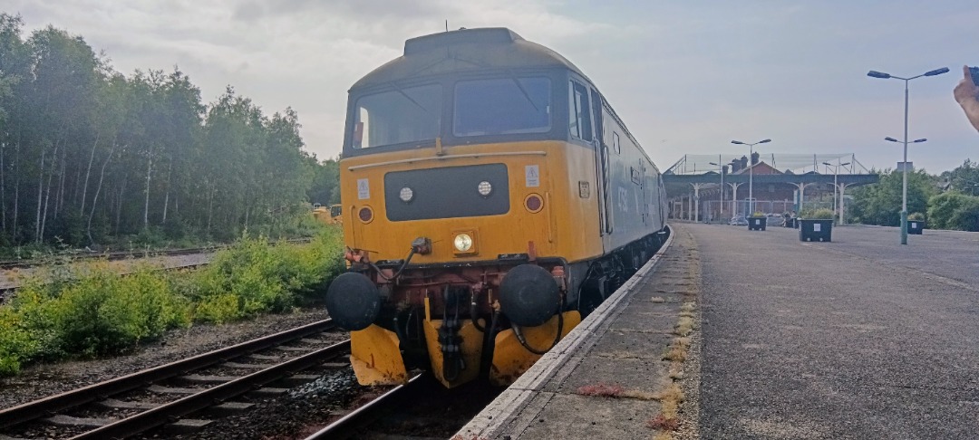 TrainGuy2008 🏴󠁧󠁢󠁷󠁬󠁳󠁿 on Train Siding: Today I saw the third Statesman of the year, hauled by 47593 and 47712, and I managed to cab 47593!!