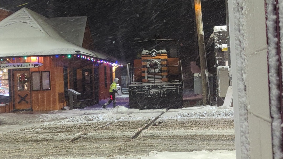 CaptnRetro on Train Siding: From a week ago, when the snow was really picking up. This was the 6pm train I reckon, having just run -round it's coaches.