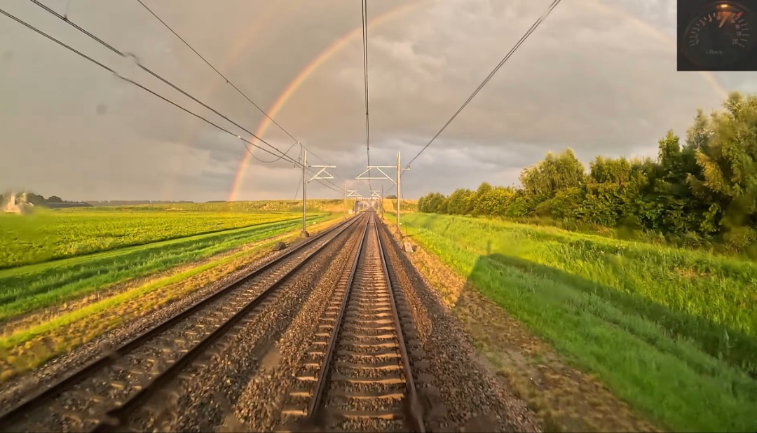 Machinist Stefan on Train Siding: Double #Rainbow 😍😍 Heb je deze gemist? Bekijk dit prachtige beeld in hoge kwaliteit op YouTube. Stap direct aan boord
in...