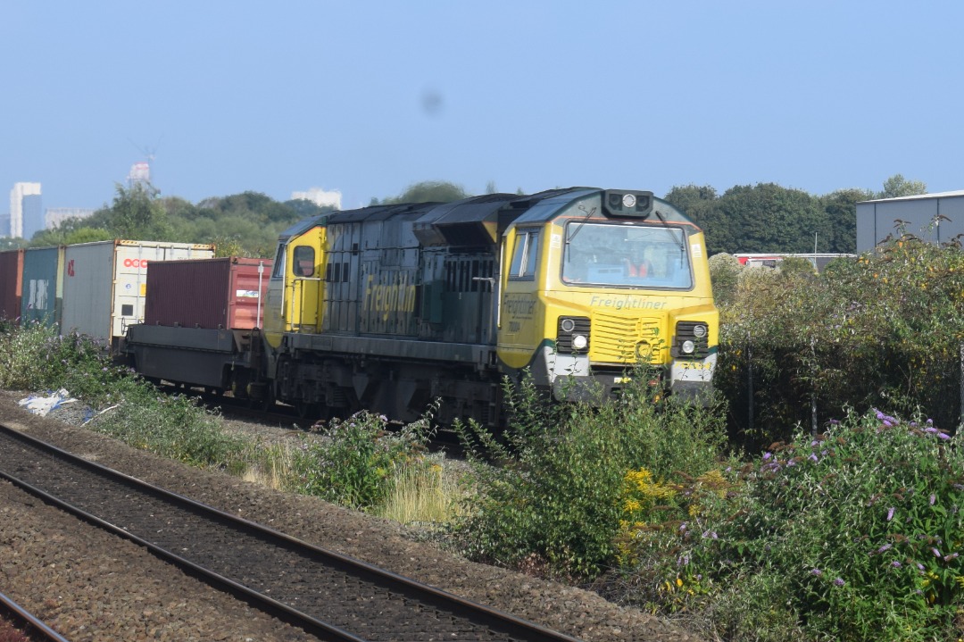 Hardley Distant on Train Siding: CURRENT: 70004 'The Coal Industry Society' passes through Tyseley Station on Satirday 31st August with the 4O90 06:05
Leeds...