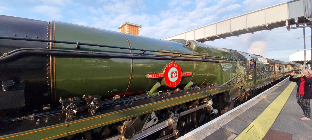 andrew1308 on Train Siding: Here are 4 pictures taken today 15/09/2021 of 35028 Clan Line arriving at Paddock Wood for a water stop with the Pathfinders Tour
The Man...