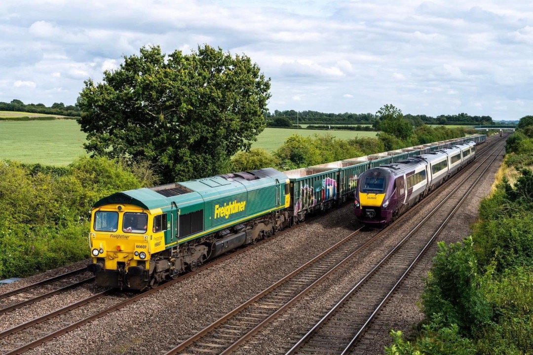 Inter City Railway Society on Train Siding: 66607 working 6M55 Brandon - Tunstead passes a southbound EMR service at Cossington