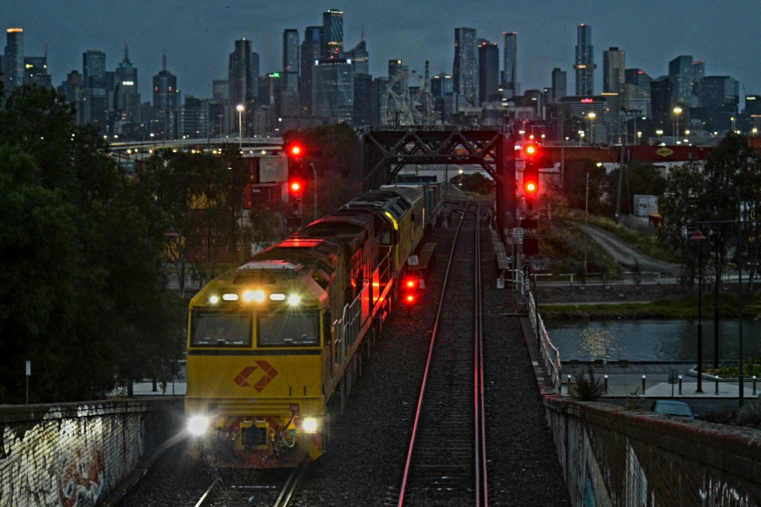 Shawn Stutsel on Train Siding: Aurizon's ACD6057, GWU015 and G533 on a very late 7MP1, Intermodal Service arrives at the Bunbury Street Tunnel, Footscray
Melbourne...