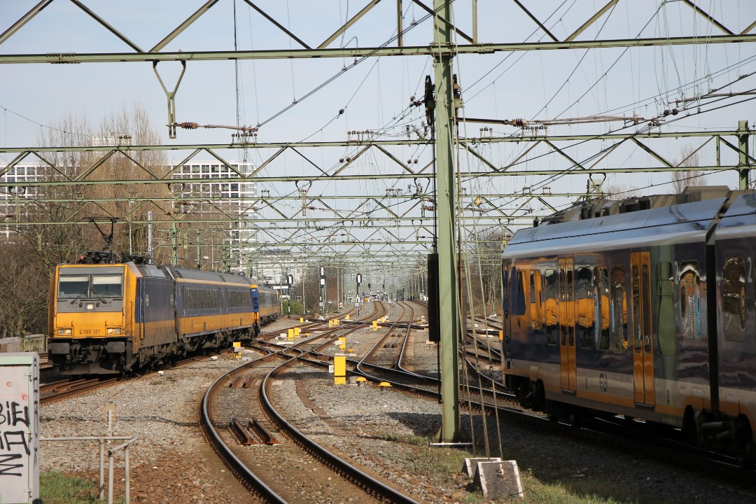 Hans Boudetrein on Train Siding: IC Den Haag C- Eindhoven en Sprinter Dordrecht - Den Haag C komen elkaar net buiten Den Haag Hollands Spoor tegen; 14 maart
2023