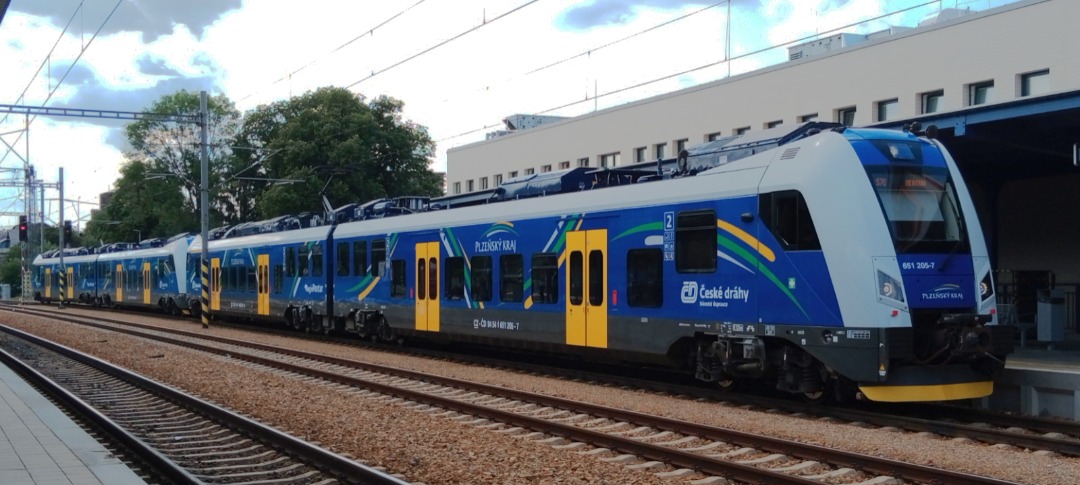 Davca ☑️ on Train Siding: Electric train " regiopanter" operated by czech Railways in plzeňský kraj livery in Beroun ( Passenger train
Plzeň main station - Beroun)