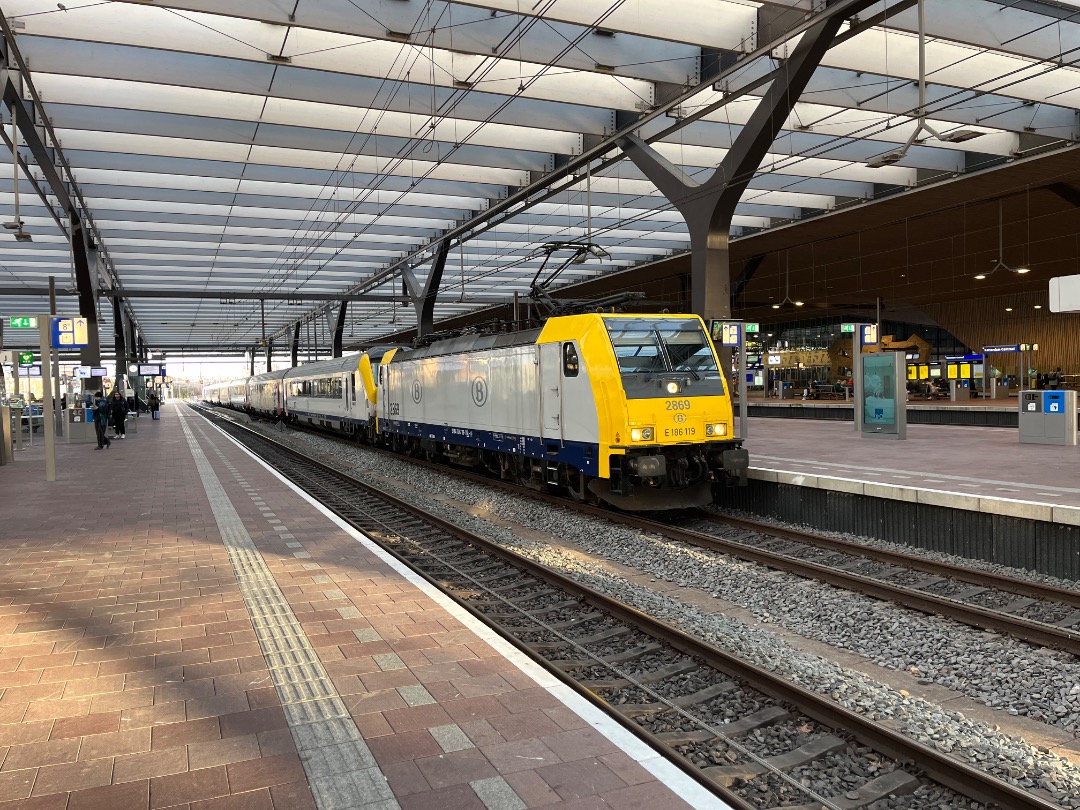 Joran on Train Siding: Een toekomstige Eurocity genomen met 2 ex-NS-locomotieven die in NMBS huisstijl gebracht zijn, graffiti en een LGBT vlag genomen in
Rotterdam...