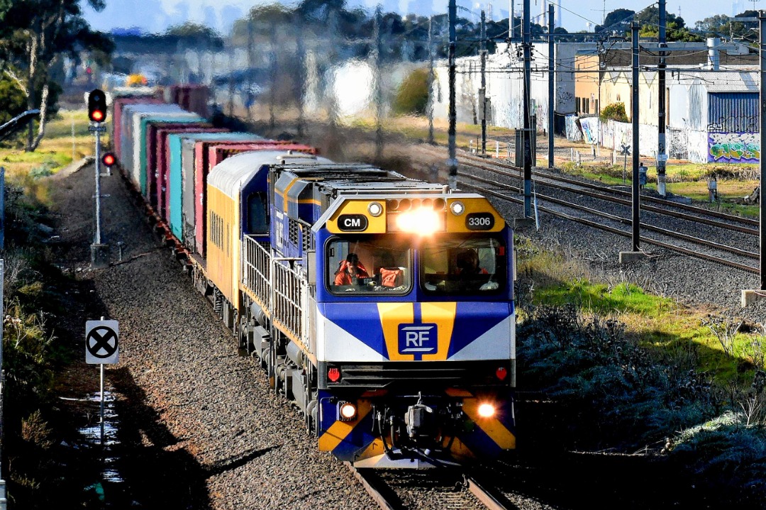 Shawn Stutsel on Train Siding: Railfirst's CM3306 and CM3305 thunders through Williams Landing with Aurizon's 6MX1, Container Service bound for South
Australia...