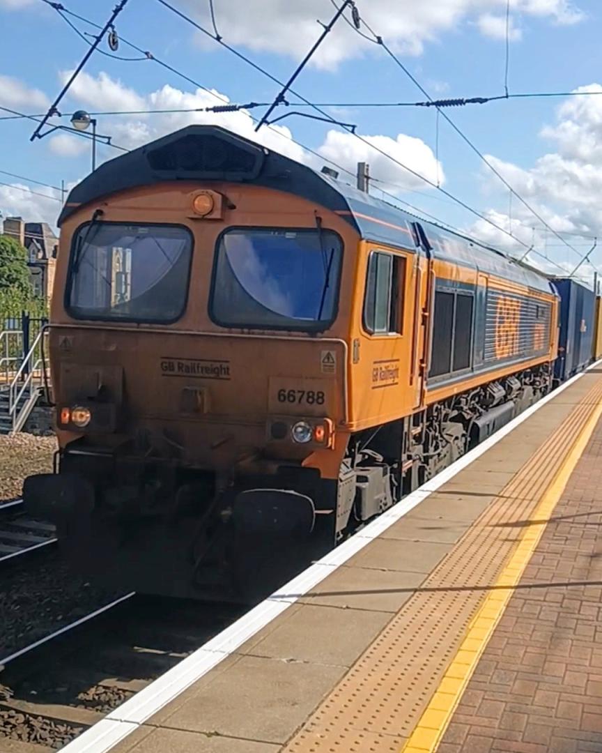 TrainGuy2008 🏴󠁧󠁢󠁷󠁬󠁳󠁿 on Train Siding: I have had a hellfire day in Warrington Bank Quay today.. double headed Class 50s, a triple headed
90+66...