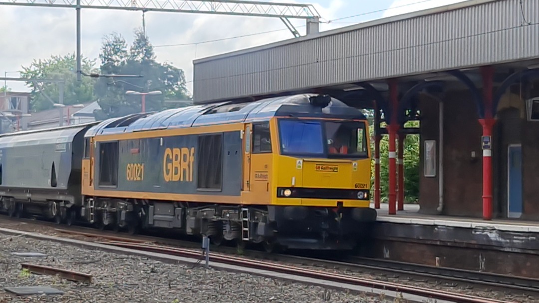 Tom Lonsdale on Train Siding: #GBRf 60021 clags its way through Stockport on 6E10 Liverpool Biomass Terminal to Drax Aes. #trainspotting #train #diesel
#station...