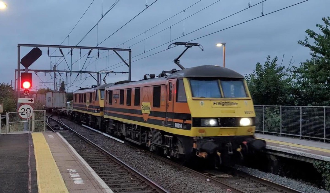 Inter City Railway Society on Train Siding: Freightliner 90014 & 90044 make up the 4L89 Crewe Basford Hall SSM to Felixstowe North Freightliner Terminal
seen at Aston...