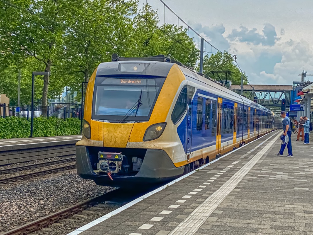 OVIsaiah on Train Siding: NS SNG 2777 op Rotterdam Zuid als Trein 5157 naar Dordrecht. Deze voertuig heeft aan 1 kop geen NS logo op de front.