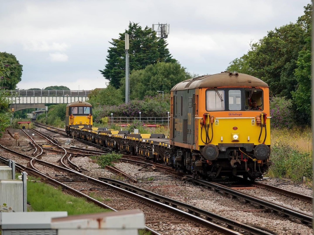 Inter City Railway Society on Train Siding: Class 73109 t&t 73119 are seen approaching West Worthing working 6Z73 Tonbridge West Yard Gbrf to Tonbridge West
Yard Gbrf.