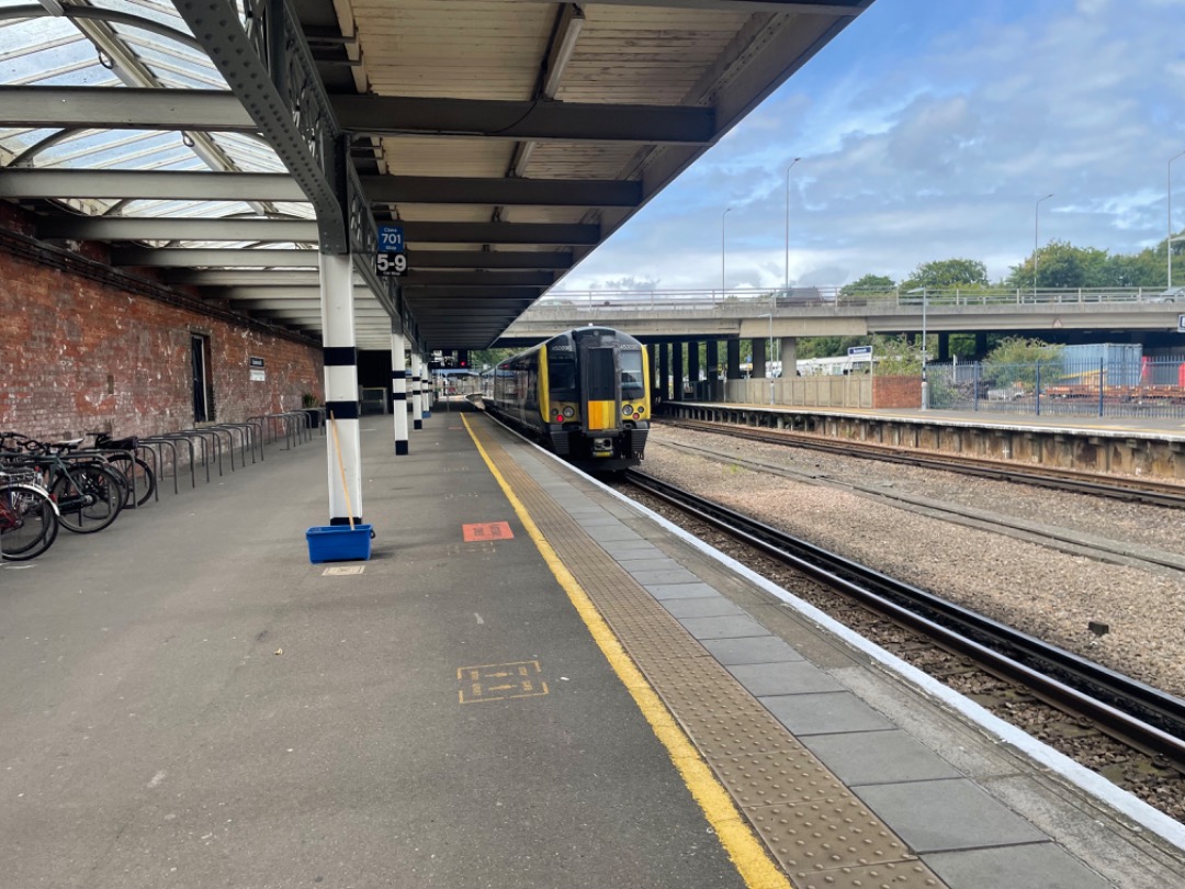 JackzTrackz on Train Siding: 450090 at Bournemouth station. The door at the front door is 2 different colours (07/08/2024)