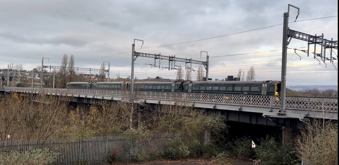 Iain Alba on Train Siding: A few pictures from Newport (Gwent) on 5 December 2023. I love the approach to Newport. You pass the old castle as you cross the
river....