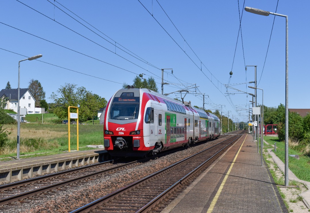 NL Rail on Train Siding: CFL Kiss 2304 komt door station Betzdorf gereden als RE 5114 uit Koblenz Hbf naar Luxemburg (stad)