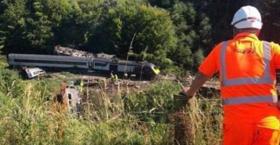 Jess Clark on Train Siding: 43030 43140 in stonehaven derailment. 2 dead, driver dead. Praying to people that have been in the crash. As a HST lover this breaks
my...