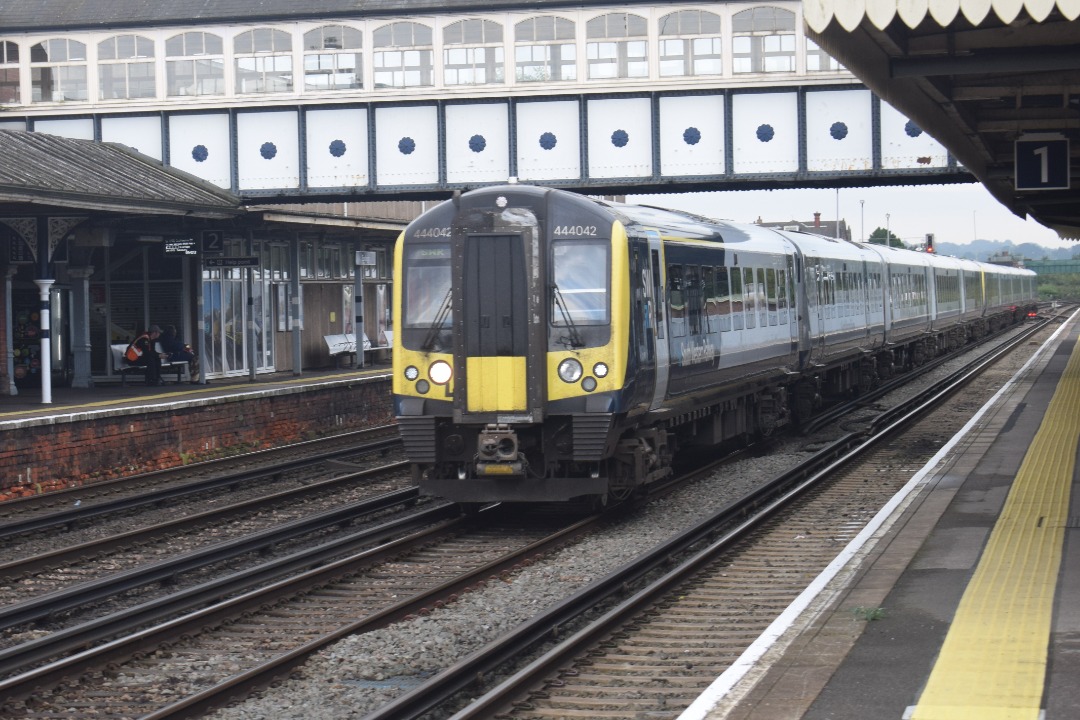 Hardley Distant on Train Siding: CURRENT: 444042 (Front) and 444029 (Rear) speed through Eastleigh Station today working the 1W06 08:03 Weymouth to London
Waterloo...