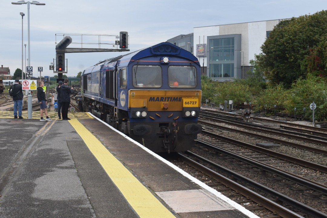 Hardley Distant on Train Siding: CURRENT: 66727 'Maritime One' passes through Eastleigh Station today with the 4B46 14:49 Southampton Western Docks to
Eastleigh East...