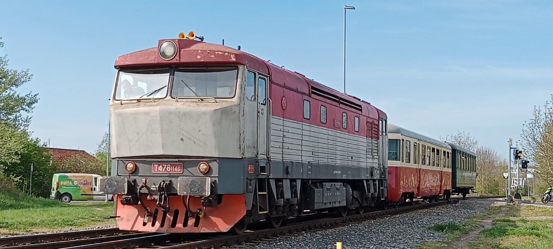 Davca ☑️ on Train Siding: Locomotive " bardotka" operated by výtopna slaný on historic express from Slaný to cargo rail
" Lomy Mořina"