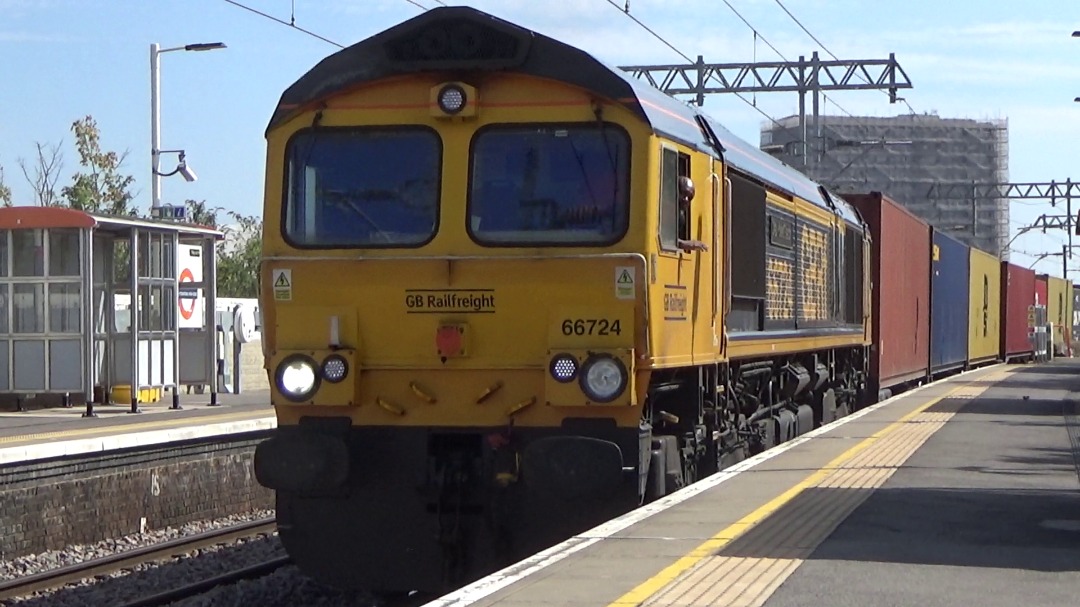 Luke on Train Siding: 66 724 pulls 4M47 London Gateway Gbrf to Hams Hall Gbrf through Leytonstone High Road at full power!