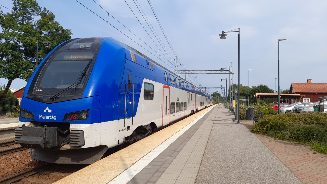 Grasshopper Without Grass on Train Siding: I went to Kungsör to see Miniature Kingdom (posting later today) and because Kungsör has
Mälartåg, it also has the train...