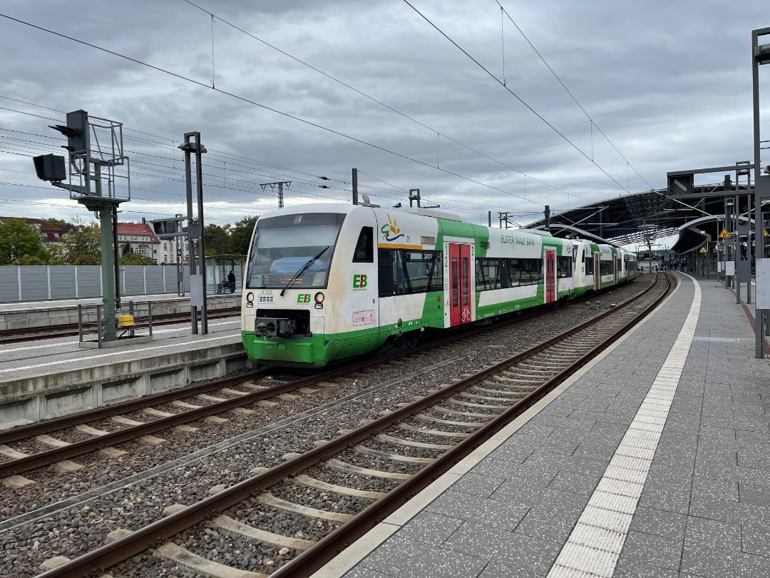 Joran on Train Siding: Dezelfde treinen, verschillende bedrijven die ze gebruiken. Die op foto 1 is in gebruik door Sud Thuringen Bahn ( STB ) en die op foto 2
is in...