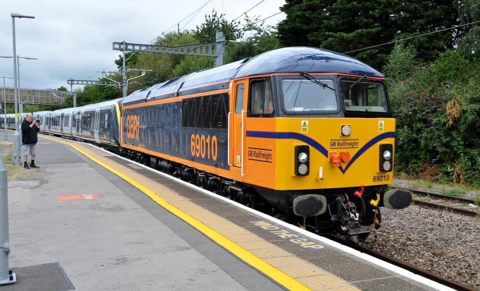 Inter City Railway Society on Train Siding: 69010 working the 5Q86 Long Marston to Eastleigh TRSMD with 701030 at Swindon