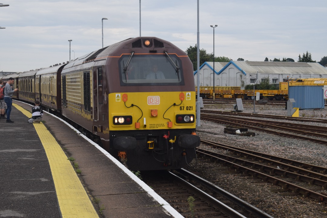 Hardley Distant on Train Siding: CURRENT: 67021 (Front - 1st Photo) and 67024 (Rear - 2nd Photo) pass through Eastleigh Station today with the 5Z83 10:57
Chichester to...