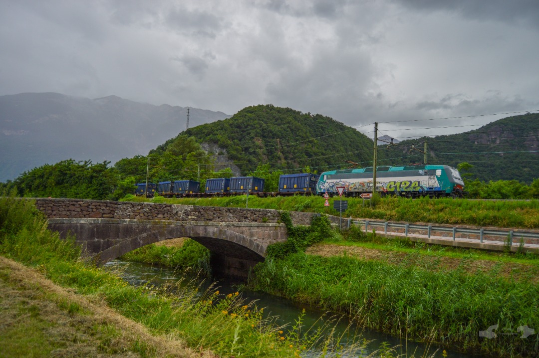 Adam L. on Train Siding: A heavily graffitied Mercitalia Rail E.405 Class electric (PKP EU11) with an loaded trash train destined for Austria 🇦🇹 is
seen...