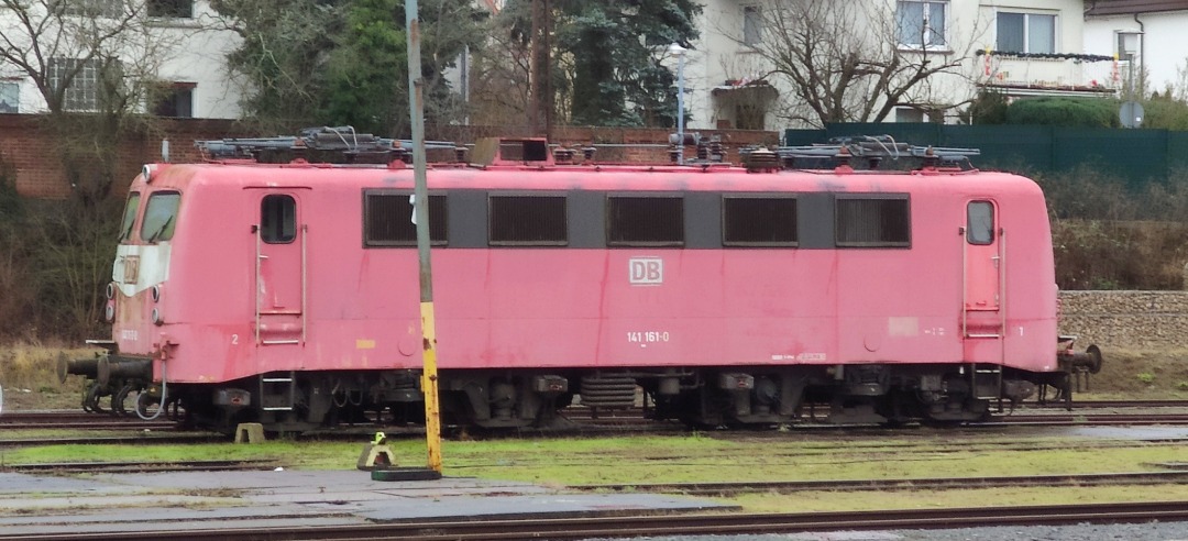 Vadder von Bügelfalten_Fan 110.3 on Train Siding: BR 141-161 -nicht betriebsfertig- abgestellt im AW Fulda. Anscheinend als Übungslok für den in
Fulda ansässigen...