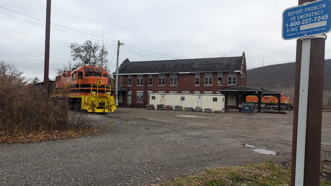 CaptnRetro on Train Siding: Took a trip down to Salamanca today for a model train exhibit! Here's some shots from the still-in-use depot, B&P waiting
to leave-