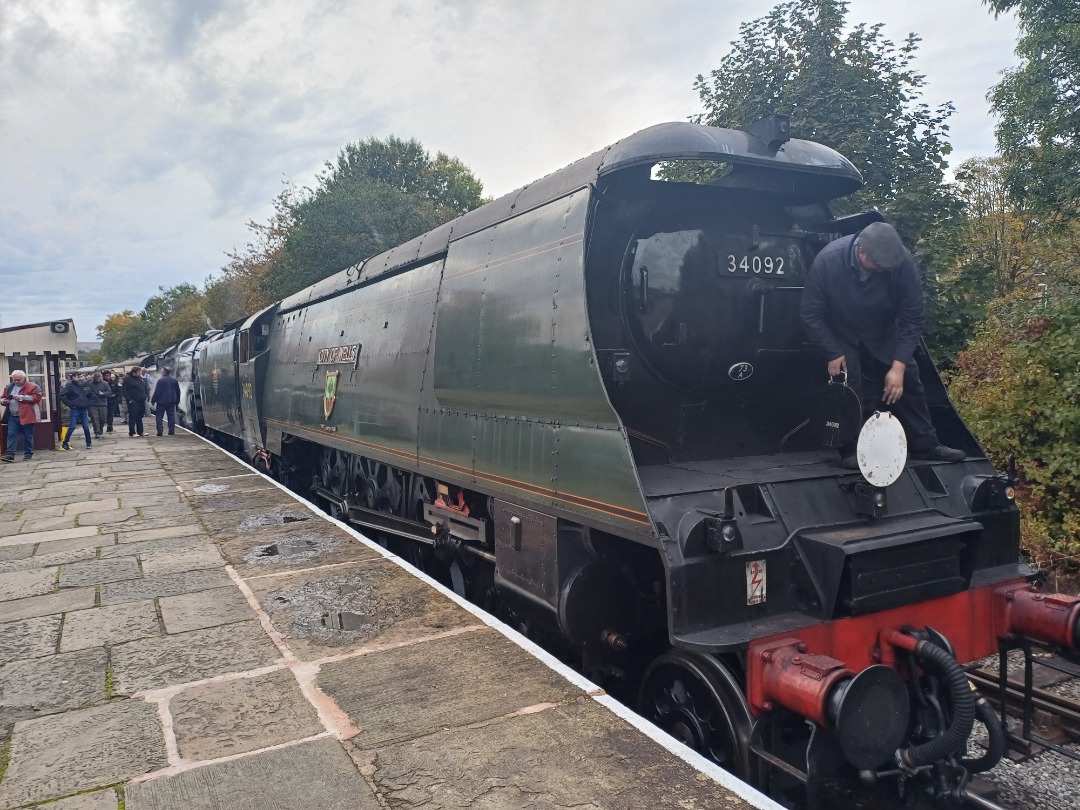 James Taylor on Train Siding: City of Wells 34092 on the ELR autumn Steam Gala go to Channel for more at
https://youtube.com/@jamestaylortrains?si=zbDQPEeQwEGoSFsx