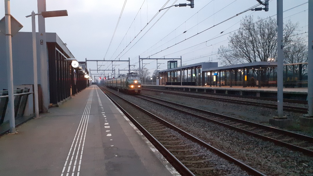 TrainspotterVleuten on Train Siding: Vandaag (10 maart 2024) werd Mat 54 Nummer 766 van Leidschendam naar Arnhem Goederen overgebracht na een onderhoudsbeurt.
Die...