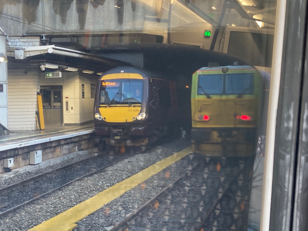 Theo555 on Train Siding: Thought I'd take another little trip to University today, aswell as spotting some trains at New St, and to Moor St station,
beautiful...