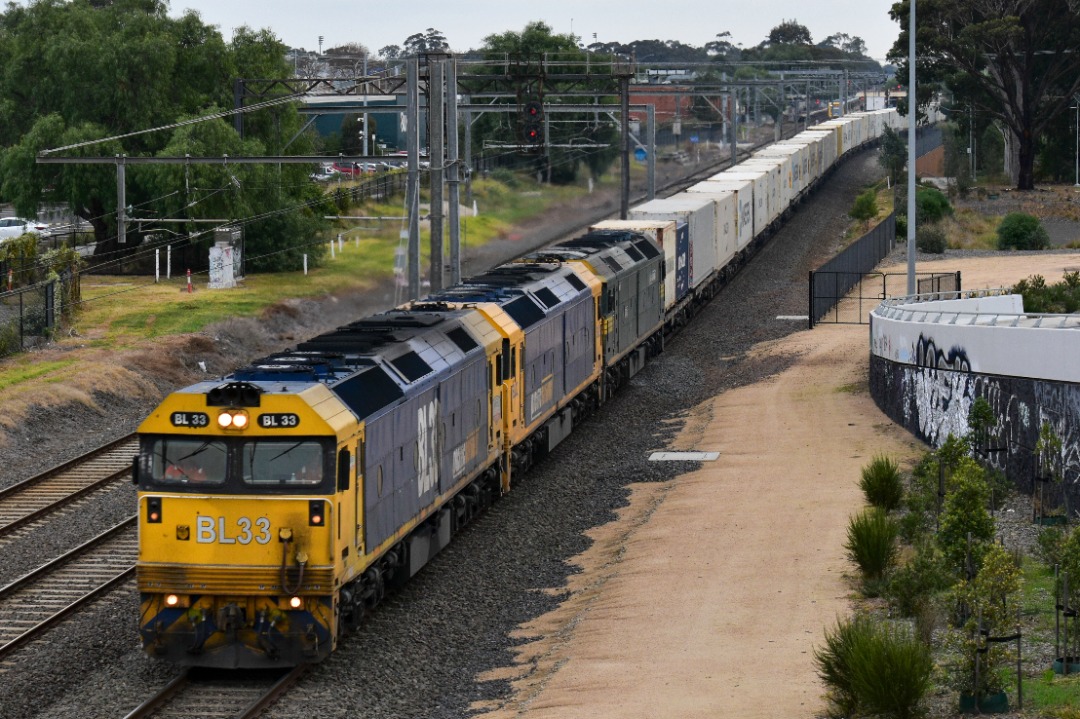 Shawn Stutsel on Train Siding: Pacific National's BL33, BL32 and G520, races through Werribee, Melbourne with 7902v, Container Service ex Mildura in
Northwest Victoria...