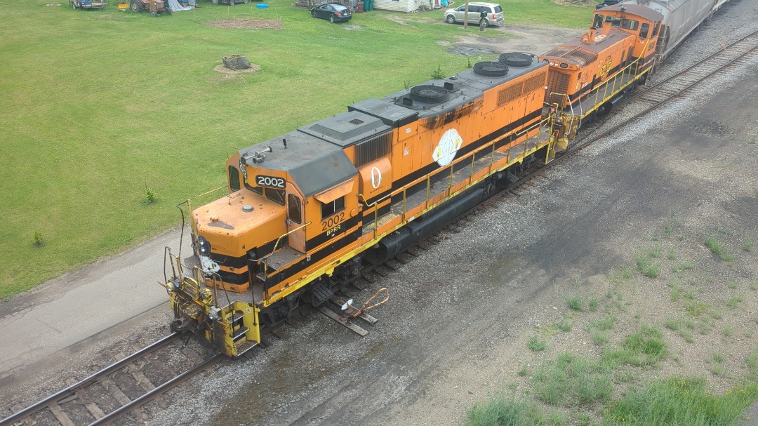 CaptnRetro on Train Siding: BF-1 Power this week was BPRR GP-38 no. 2002, and BPRR SW1500 no. 1508. Shots taken from an overpass above the junction. #switcher
#geep...